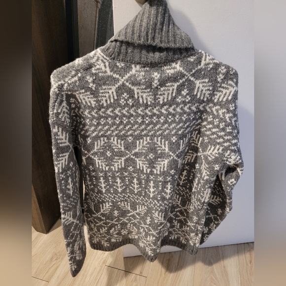 Gray Patterned  Sweater - Picture 2 of 4